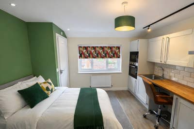 Brand New Luxurious Rooms to Rent - Free Parking! Main Photo