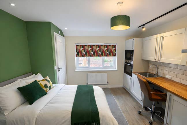 Brand New Luxurious Rooms to Rent - Free Parking! Main Photo