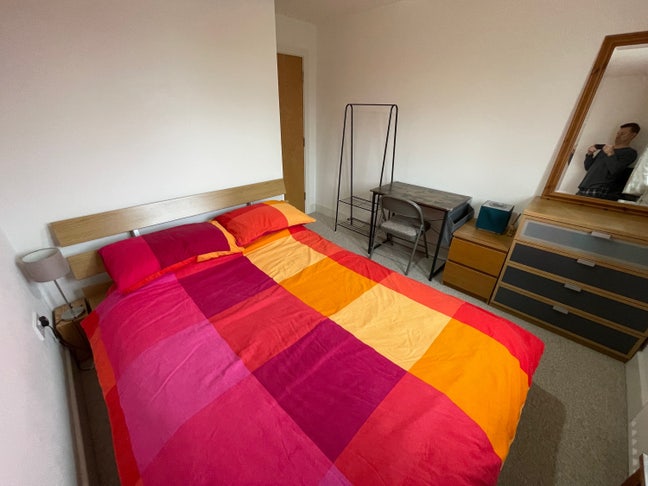 Quiet double room, private bathroom and parking. Main Photo