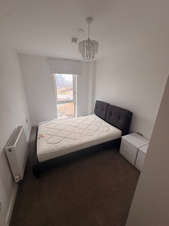 Middlewood Locks - Room available in 2 bed flat!  Main Photo