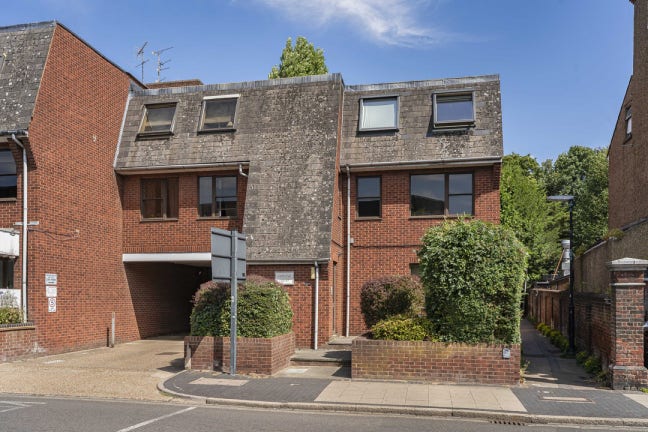 King ensuite room - next to St Albans City Station Main Photo