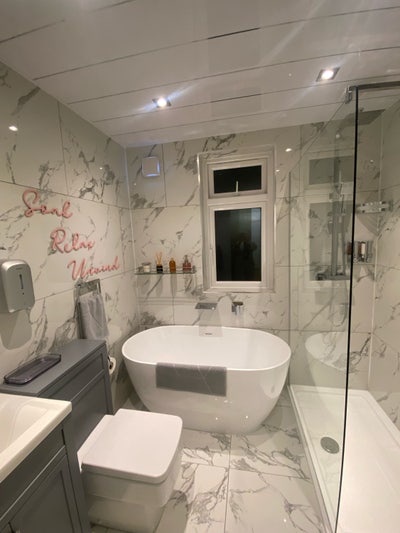 A Modern and Fresh double room in a semi-detached  Main Photo