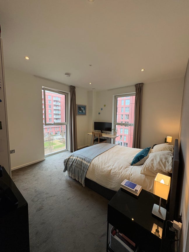 Spacious double room in modern flat - East Village Main Photo
