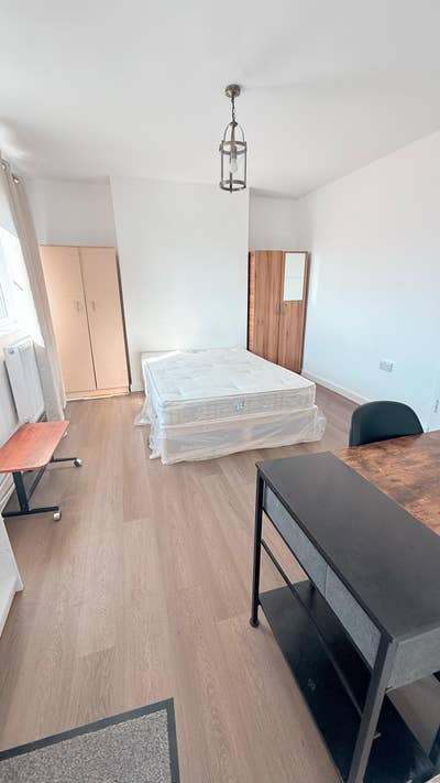 Beautiful ensuite room to let Near East Acton Main Photo