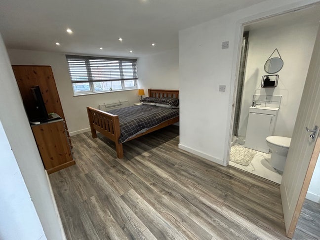 New To The Market - 4 Bedrooms Main Photo