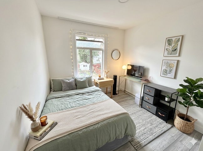 4 Excellent Doubles - 5min to St - Close to Shops! Main Photo