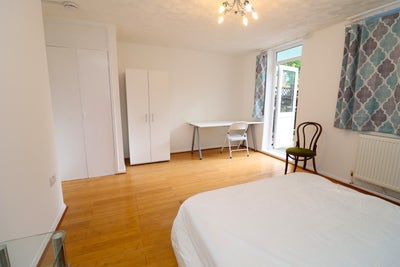 4 Amazing Rooms - E14  - East London Dream Main Photo