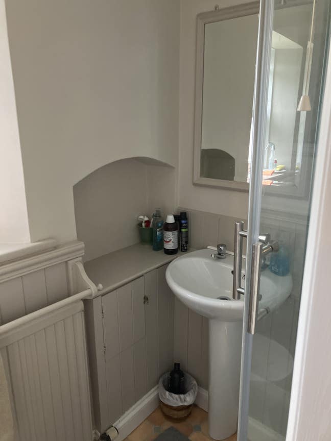 Fully furnished room in  Main Photo