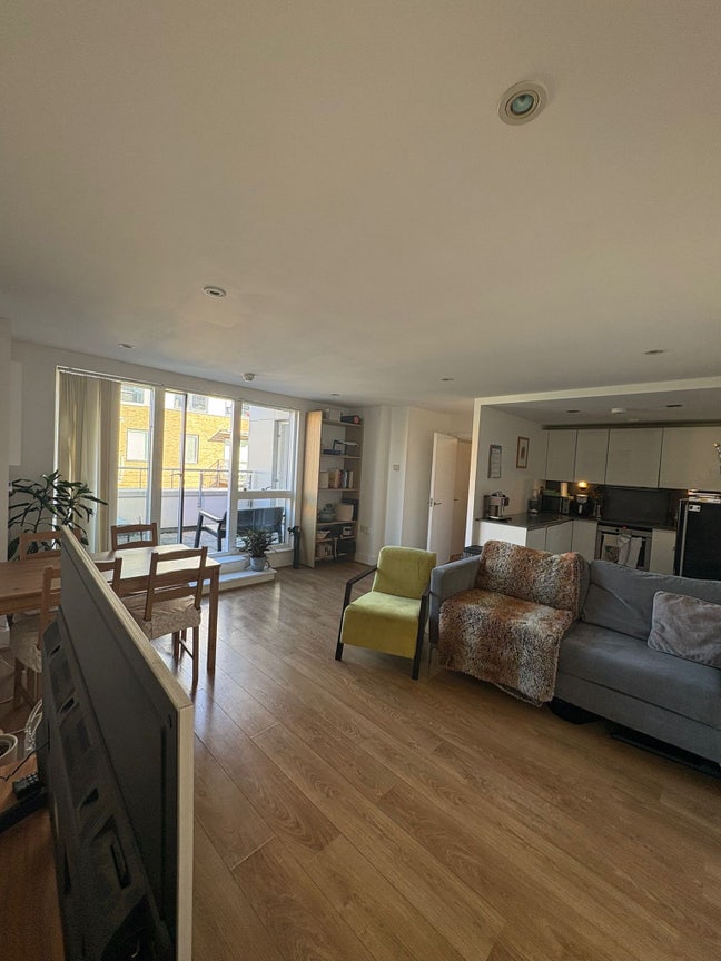 2 rooms available in spacious 3-bed E3 flat  Main Photo