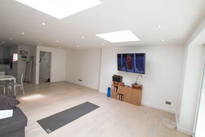 Spacious Double in 4Bed H. w/ XXL Living & Garden Main Photo