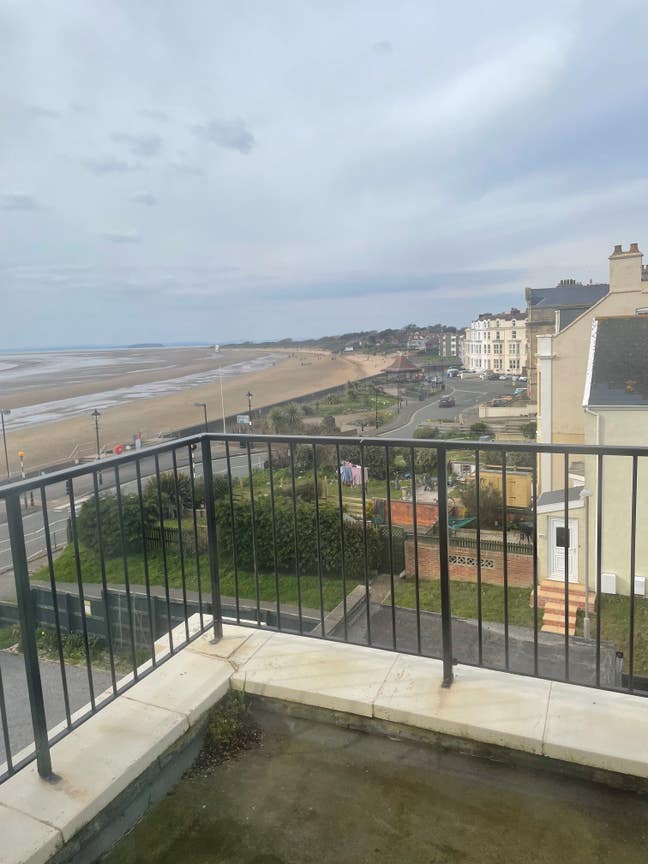 Sea front 3 bed flat to let with sea views  Main Photo