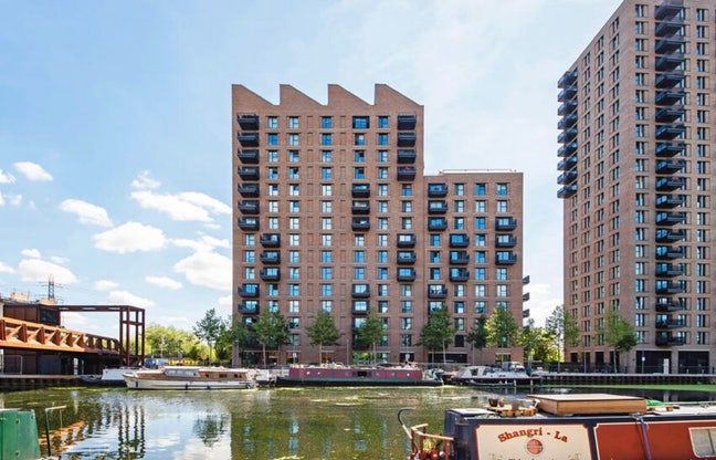 Bright room in modern canal-side flat Main Photo