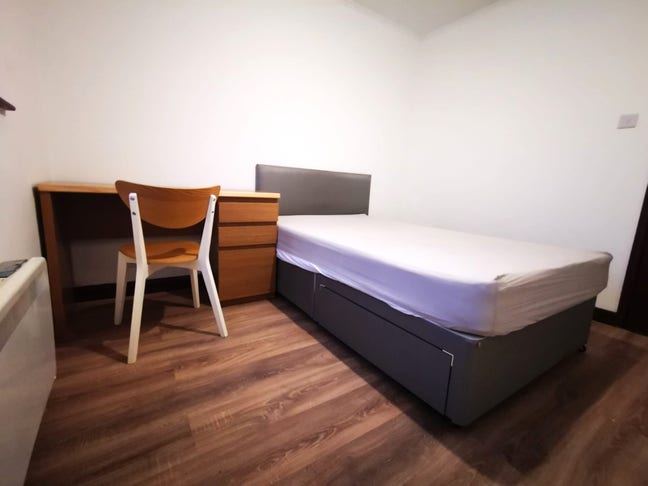 Spacious rooms available for students or professio Main Photo
