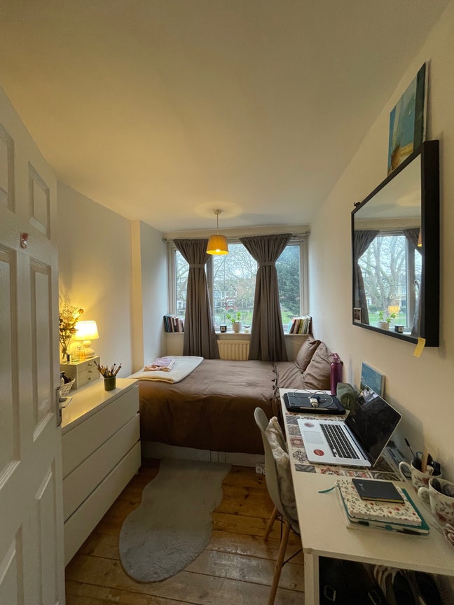 Cozy double room in female flatshare  Main Photo