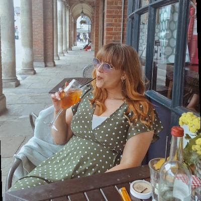 Single Female & Sweet Cat 🐈  Main Photo