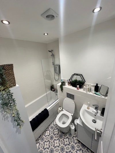 Prescot-Furnished Double Room with Shared Bathroom Main Photo