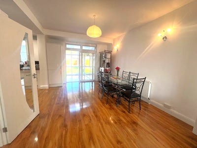 Large 3-Bed House-Garden-2-Bathrooms-Southgate Main Photo