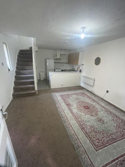 Large 1 bed house in a nice neighbourhood Main Photo