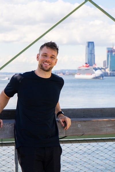 Working professional seeking a room Main Photo