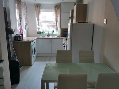 2 rooms coming available from 1st April. Main Photo