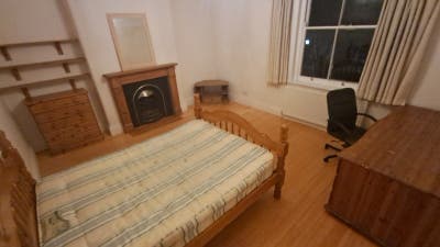 Professional person required for sociable house Main Photo