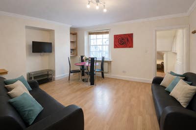 Large One-Bedroom Flat with Spacious Living Room  Main Photo