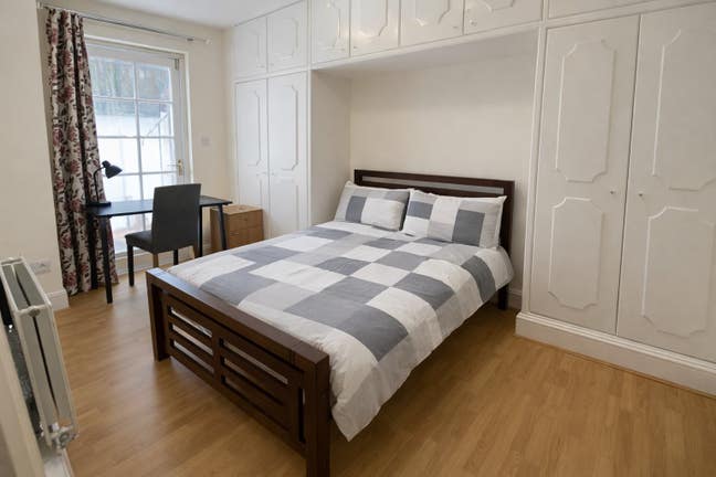 Large One-Bedroom Flat with Spacious Living Room  Main Photo