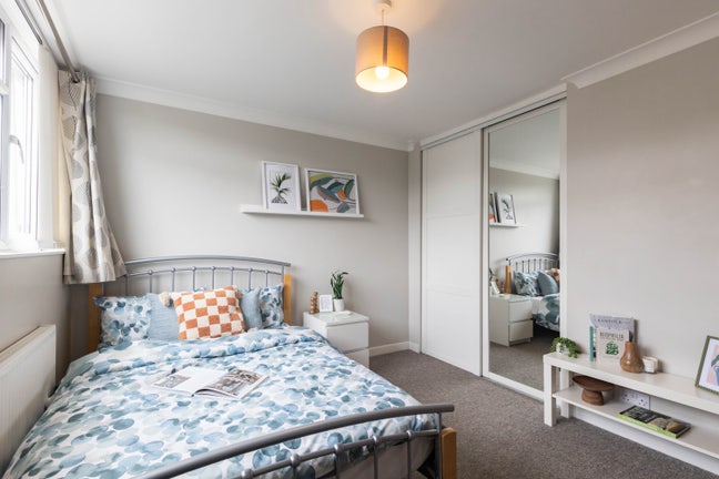 🌞 Longer Days, Warmer Evenings & A Lovely Home Main Photo