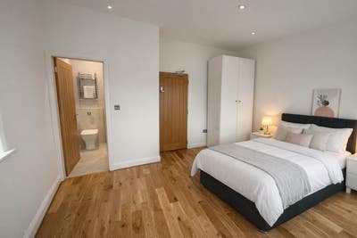 Newly Renovated Large Spacious Rooms in  Main Photo