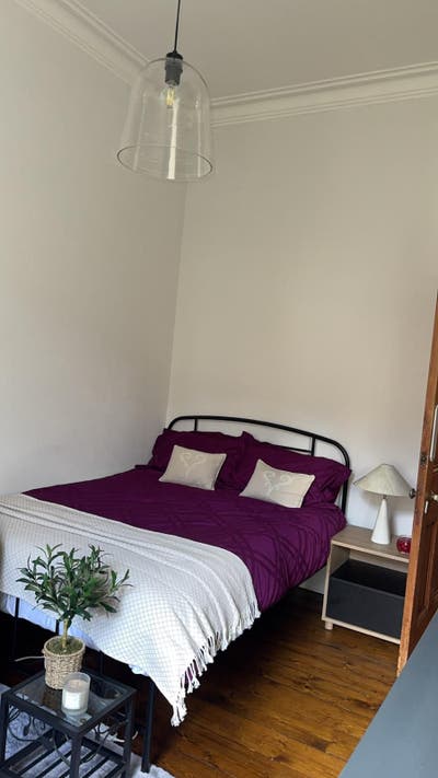 Room in West End tenement  Main Photo