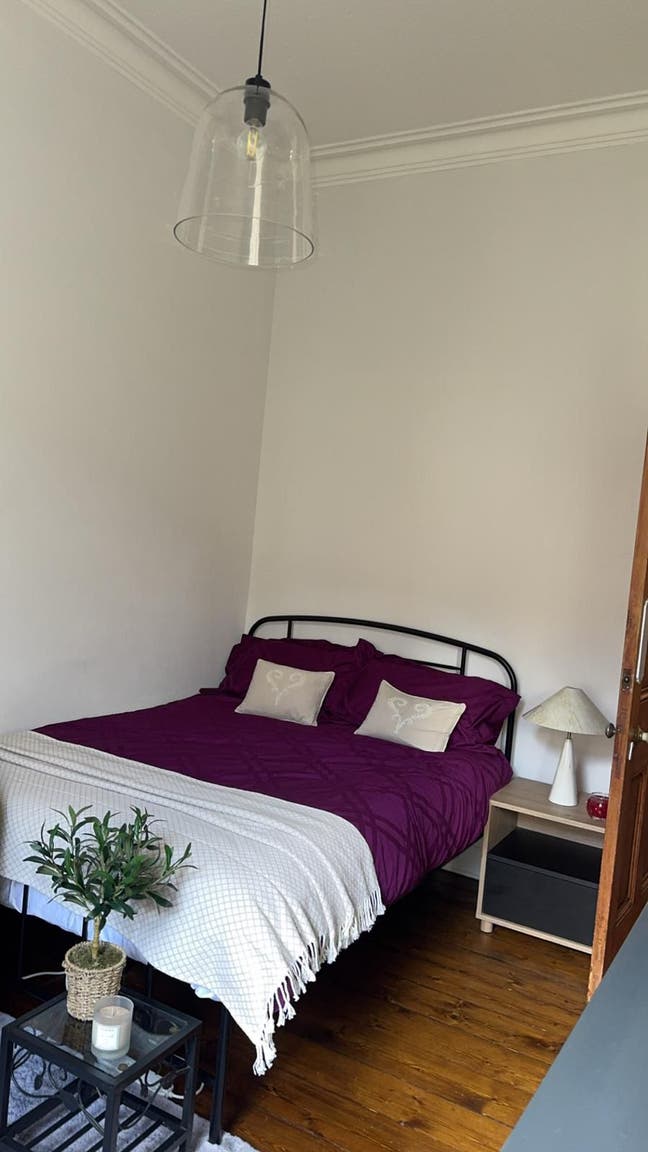 Room in West End tenement  Main Photo