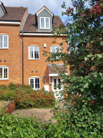 Spacious 3 Bed Furnished House | Garden | Driveway Main Photo