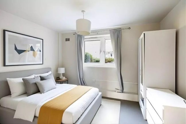 Looking for 2 housemates in a 5 bedroom house Main Photo