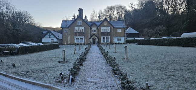 Bedroom in Manor House flat close to Godalming Main Photo