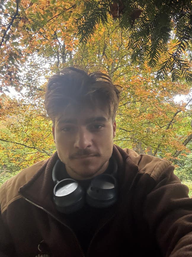 Looking for a single/double bed room or a buddy Main Photo