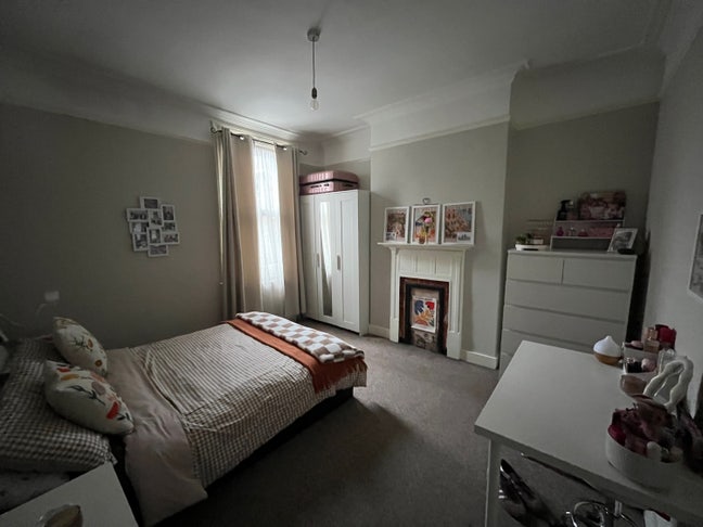 Spacious furnished double room in 2 bedroom house  Main Photo