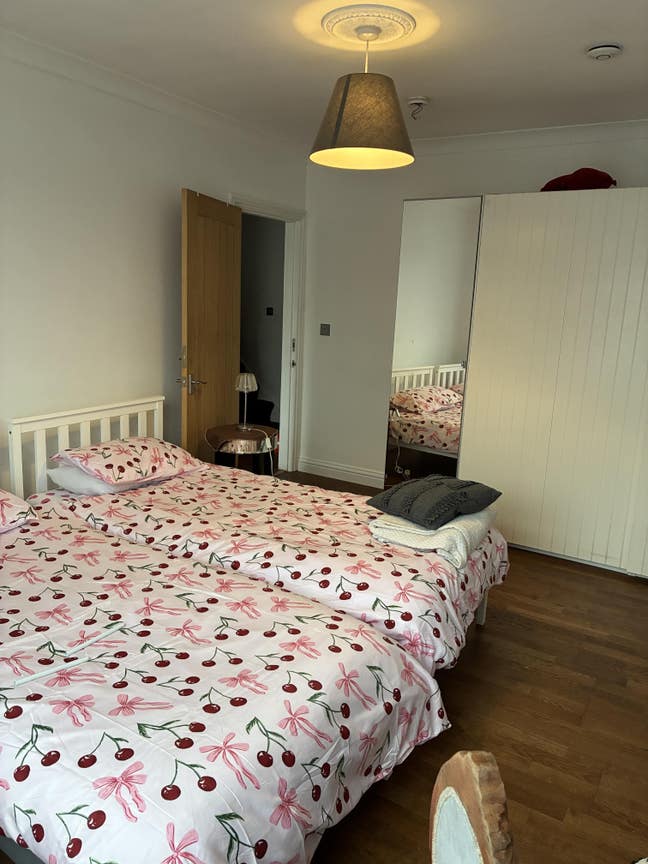 2 double rooms available  Main Photo