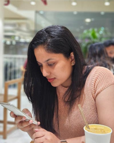 Professional Female seeks a single or double room Main Photo