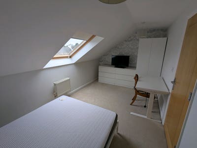 Two large doubles to share one bathroom available Main Photo