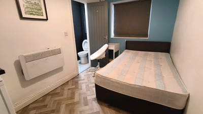 Ensuite Rooms in CV6 House Main Photo