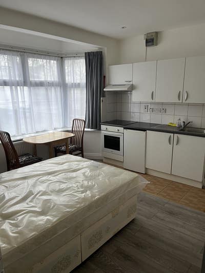 Studio to rent neasden Main Photo