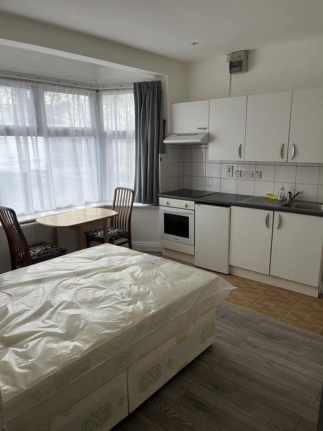 Studio to rent neasden Main Photo