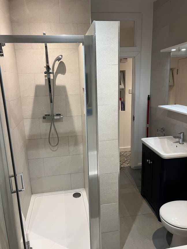 King Size spacious fully furnished  Main Photo