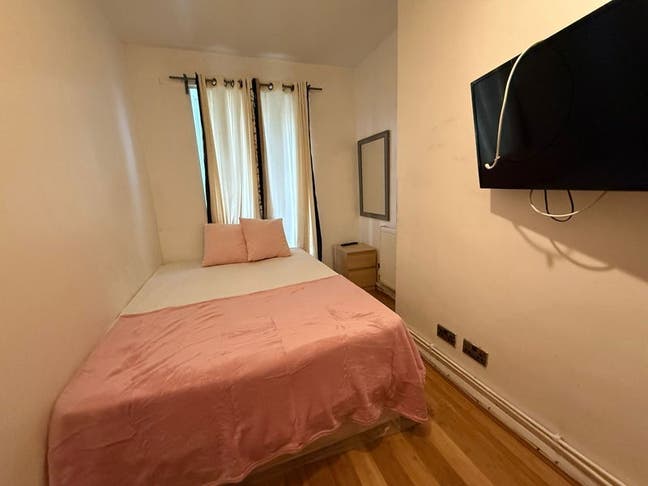 Small double room available in Roehamptom(100) Main Photo