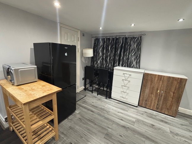 Studio Flat (All Bills included) Main Photo