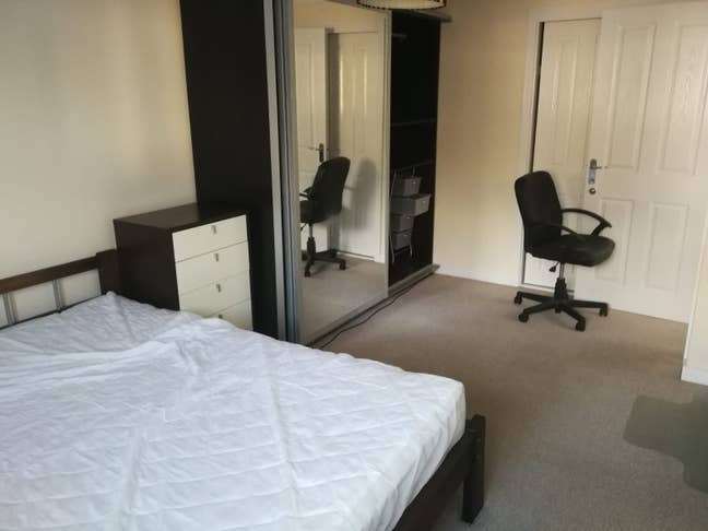 Large Double En-Suite Bedroom Available Main Photo