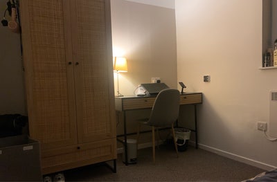 Short-Term Let! Furnished Room at Leazes Parade  Main Photo