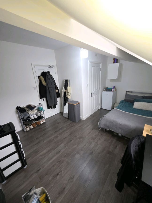 Larger ensuite double central Harborne bills incl Main Photo