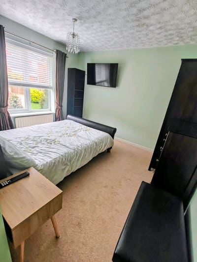 Quiet double with private bathroom & parking Main Photo