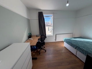 Lovely Bright  Room in a Nice House Main Photo